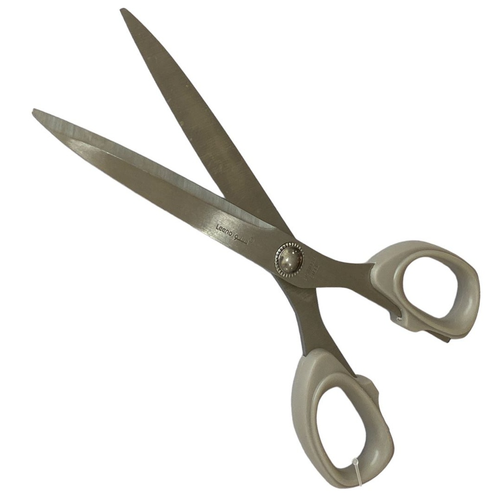 مقص وسط معدن